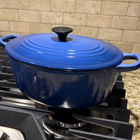 Le Creuset 3.5 qt oval Dutch oven - Picture 1 of 6